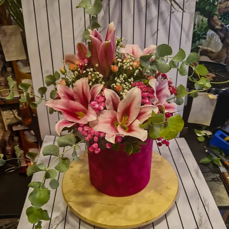 Detalj cvetnog boxa sa mini ružama i eukaliptusom