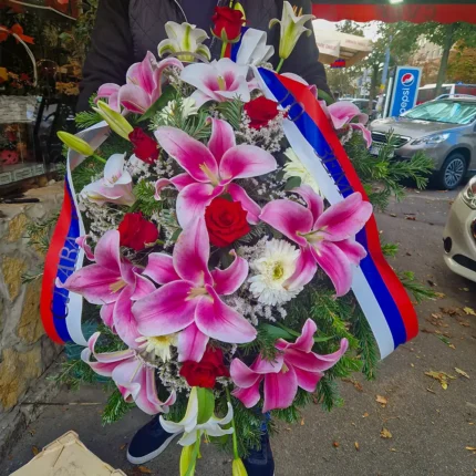 Detalj pogrebnog venca sa ljiljanima i gerberama