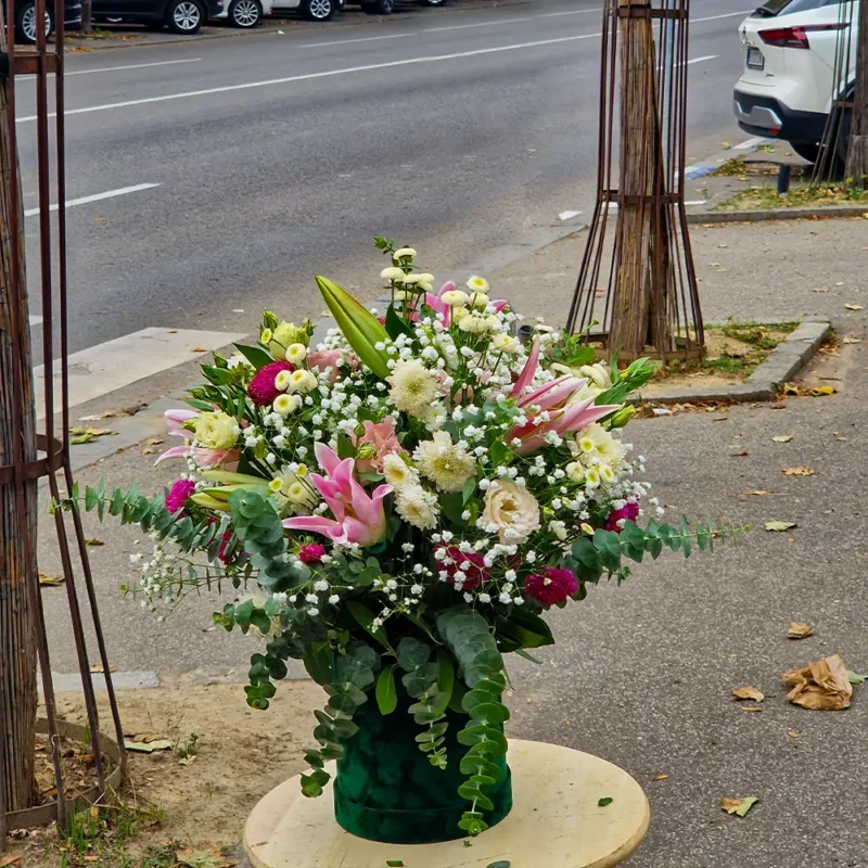 Detalj velikog boxa sa ružama i ljiljanima