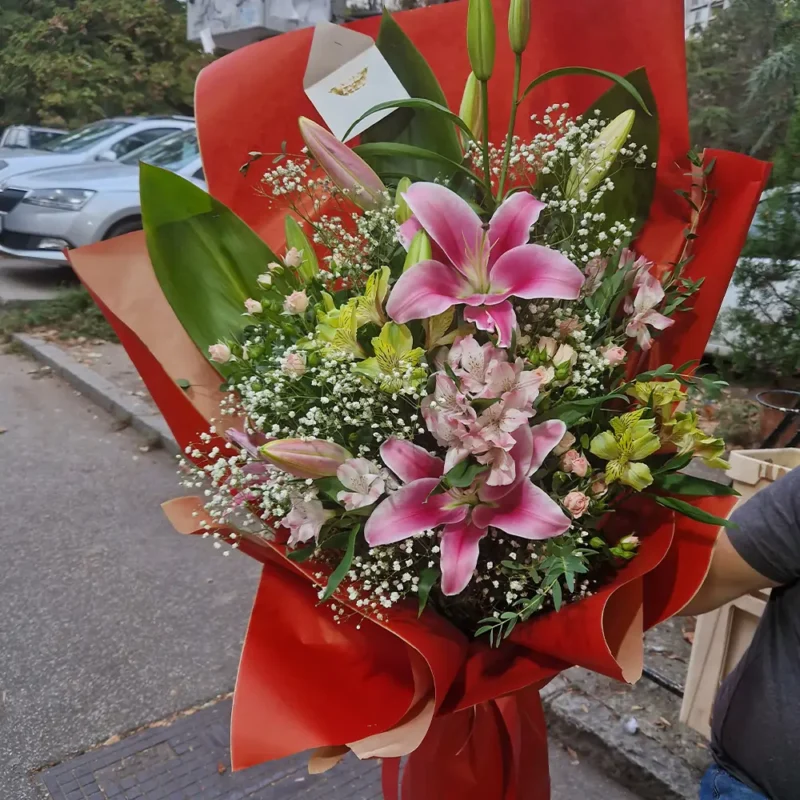 Detalj buketa sa ljiljanima i žutim alstromerijama