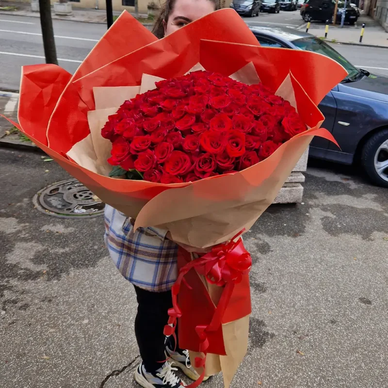 Detalj buketa od 101 crvene ruže