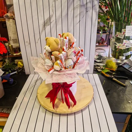 Detalj poklon kutije sa Kinder čokoladama i medama