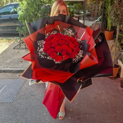 Detalj buketa u obliku srca sa crvenim ružama