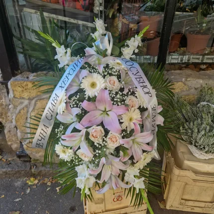 Detalj venca sa belim gerberama, ljiljanima i krem ružama