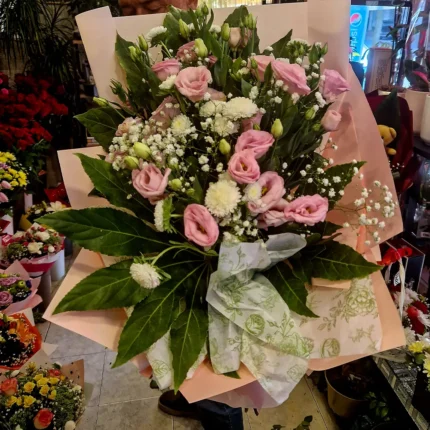 Detalj velikog buketa sa lizijantusima i margaretama