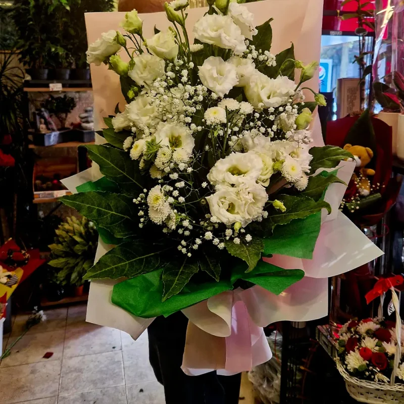 Detalj buketa sa belim lizijantusima