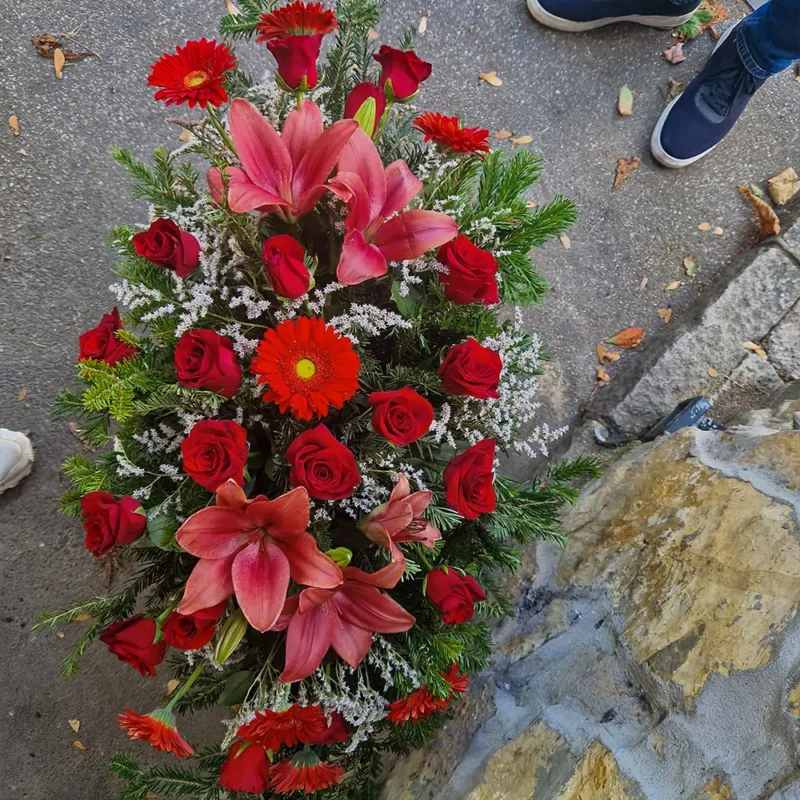 Detalj velike pogrebne suze sa ružama i ljiljanima