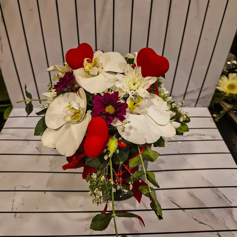 Detalj cvetnog boxa sa orhidejama i margaretama