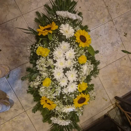 Detalj velike suze sa suncokretima i margaretama