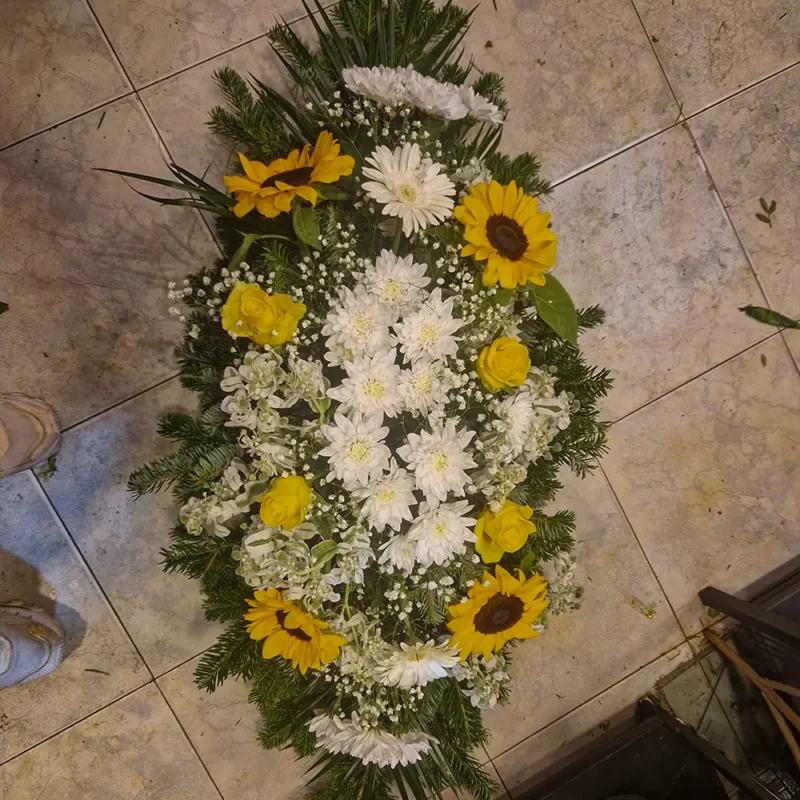 Detalj velike suze sa suncokretima i margaretama