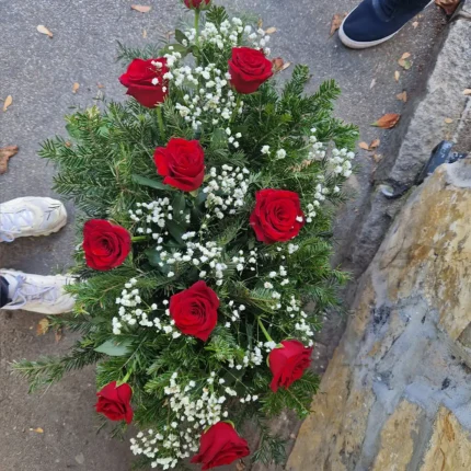 Detalj manje suze sa crvenim ružama