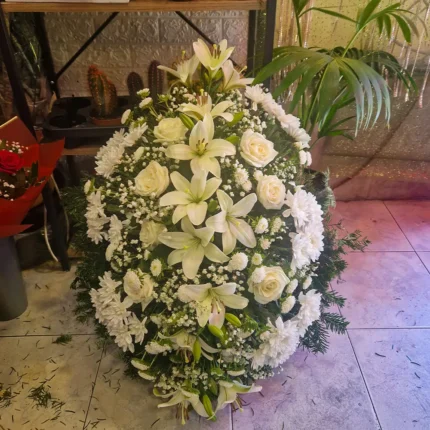 Detalj velikog venca sa belim ljiljanima i ružama