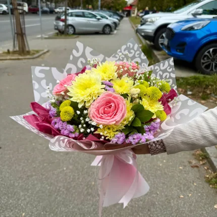 Detalj buketa sa roze ružama i margaretama