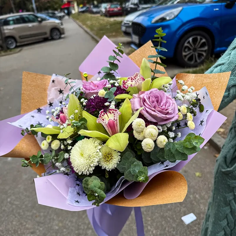 Detalj buketa sa ljubičastim ružama i orhidejama