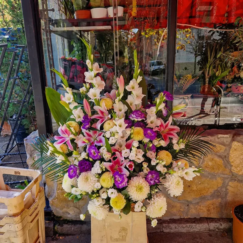 Detalj velike korpe sa ljiljanima, gladiolama i lizijantusima