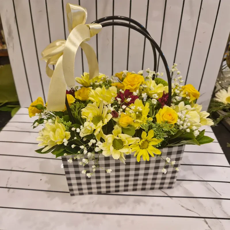 Detalj cvetne torbice sa žutim ružama i margaretama