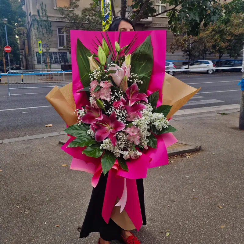 Detalj XXL buketa sa ljiljanima i gipsofilom