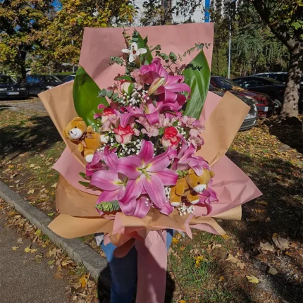 Detalj XXL buketa sa ljiljanima, ružama i medvedićima