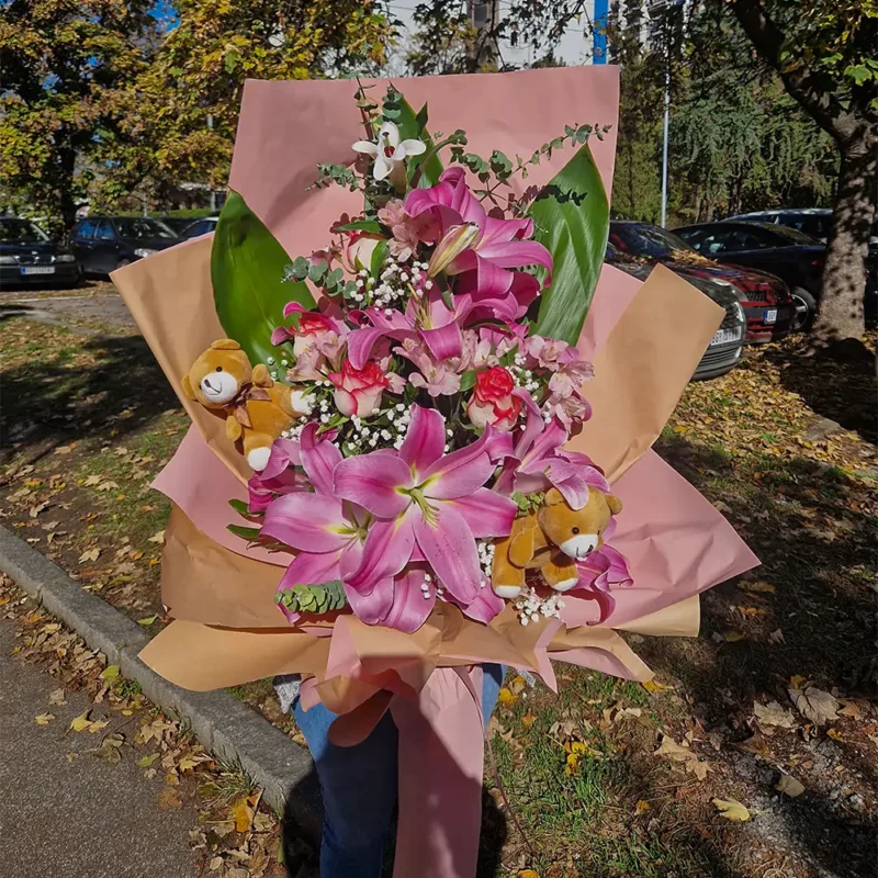 Detalj XXL buketa sa ljiljanima, ružama i medvedićima
