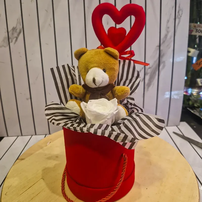 Poklon kutija sa plišanim medom, crvenim srcem i ružom – drugi ugao