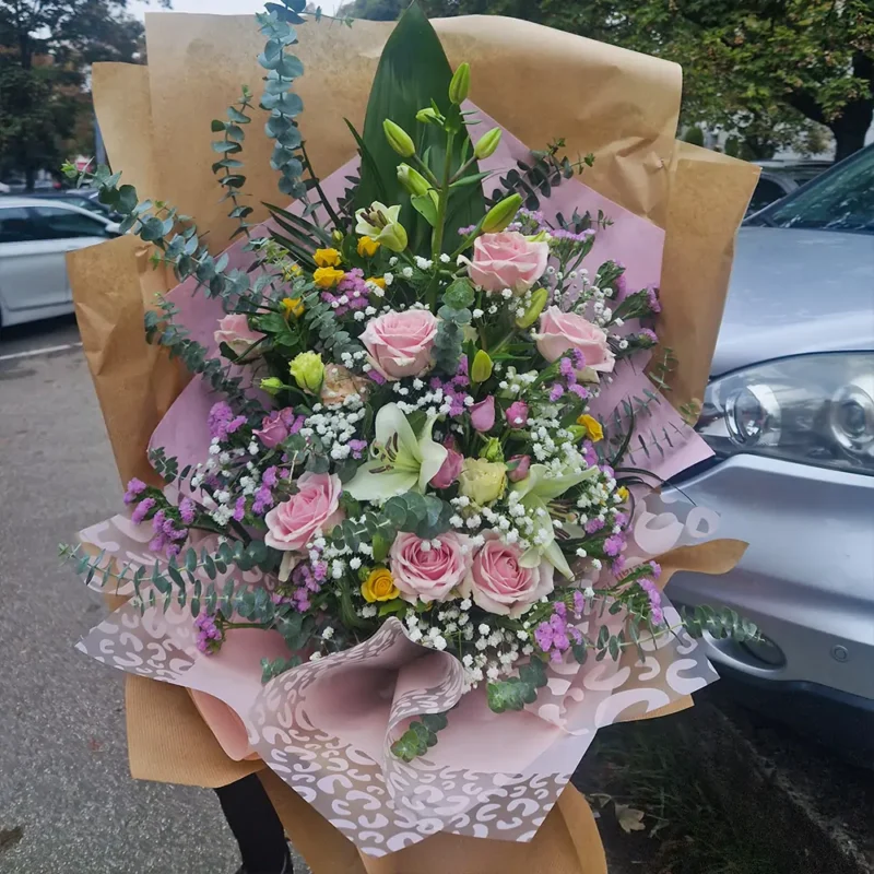 Detalj XXL buketa sa roze ružama i belim ljiljanom