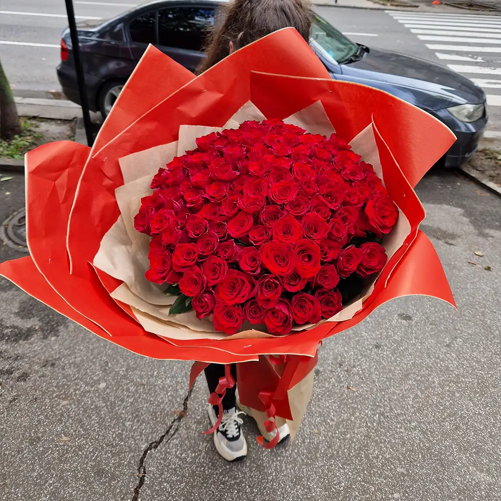 Blizak prikaz buketa od 101 crvene ruže